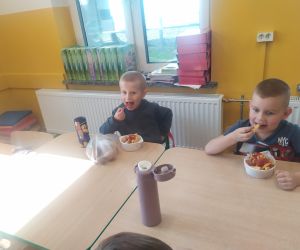 Chłopcy zajadają frytki