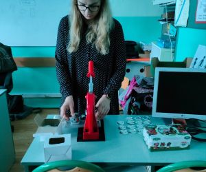 Osoba wykonuje przypinki.