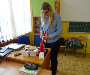 Osoba wykonuje przypinki.