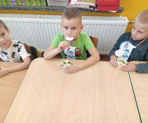 Chłopcy jedzą babeczki