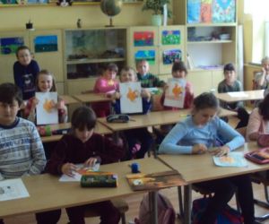 Dzieci w szkole, siedzą w ławkach