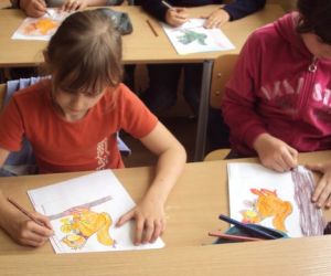 Dwoje dzieci, wykonują prace plastyczne w trakcie zajęć lekcyjnych