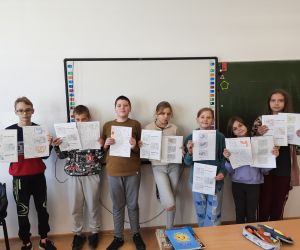 Uczniowie prezentują prace z kodowania