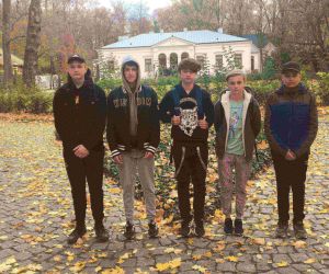 Pięcioro uczniów przed budynkiem muzeum