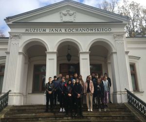 Grupa szkolnej młodzieży na schodach budynku muzeum Kochanowskiego.