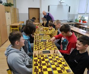 Sędzia szachowy nadzoruje przebieg turnieju