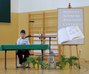 Uczeń klasy 5 odczytuje fragment „Małego Księcia”