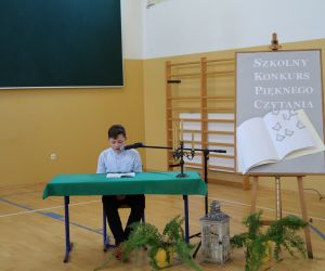 Uczeń kasy 6 podczas wystąpienia.