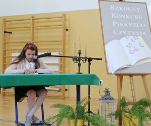 Uczennica kasy 5 czyta fragment lektury.