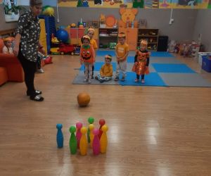 Przedszkolaki grają w kręgle przy pomocy dyni