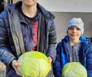 Uczniowie klasy IV z kapustą zerwaną z pola
