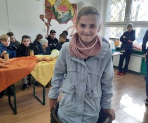 Uczennica w beczce z kapustą