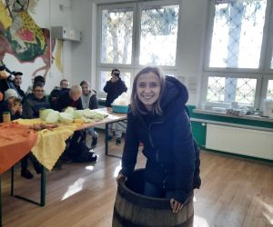 Nauczycielka w beczce z kapustą