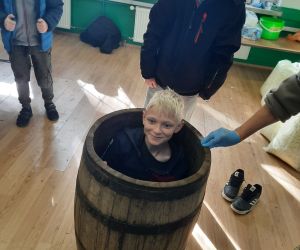 Uczeń w beczce z kapustą