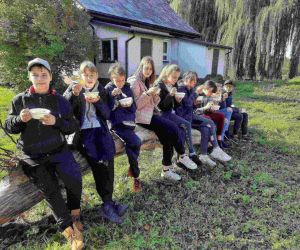 Uczniowie podczas posiłku