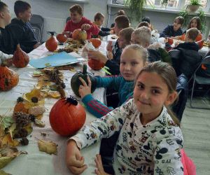 Uczniowie podczas zdobienia dyń