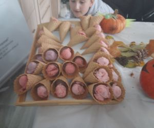 Uczeń klasy IV w oczekiwaniu na lody