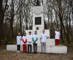 Grupa uczniów przy pomniku w Dębince