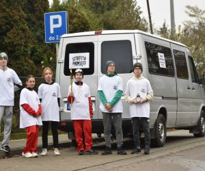 Uczniowie przygotowują się do sztafety