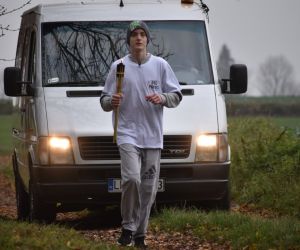 Uczeń biegnie z symbolicznym ogniem