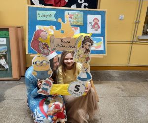 Dziewczynki przebrane za królewnę i śnieżynkę pozują do zdjęcia