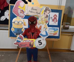 Chłopiec przebrany za Spidermana