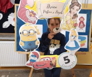 Dziewczynka trzyma maskę misia