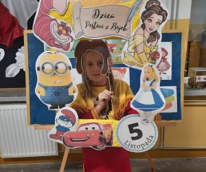 Dziewczynka w stroju indianki