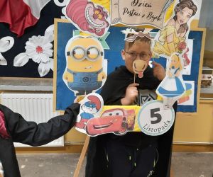 Chłopiec w stroju Harrego Pottera