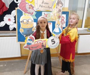 Dziewczynka w stroju Małej Czarodziejki z Harrego Pottera pozuje do zdjęcia