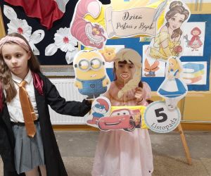 Dziewczynka w stroju Elzy