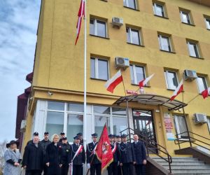 Delegacja Gminy Hrubieszów przy maszcie obok budynku Urzędu Gminy Hrubieszów