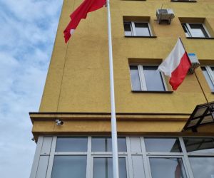 Masz z flagą Rzeczypospolitej Polskiej przy budynku Urzędu Gminy Hrubieszów
