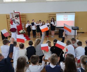 Dzieci machające chorągiewkami