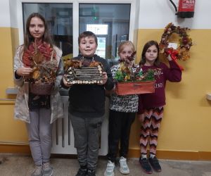 Laureaci konkursu na jesienną kompozycję trzymają swoje prace konkursowe