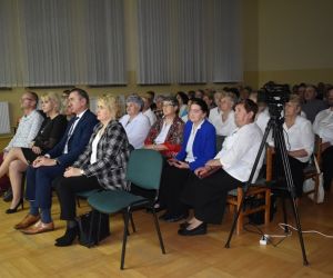 Zdjęcie przedstawia publiczność na sali widowiskowej.