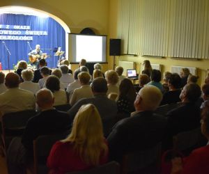 Zdjęcie przedstawia publiczność na sali widowiskowej.