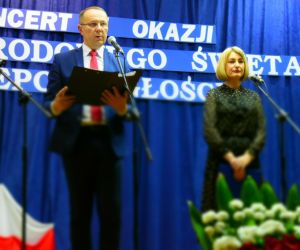 Osoby stoją na scenie.