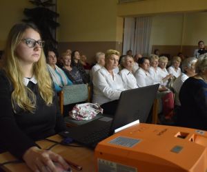 Zdjęcie przedstawia publiczność na sali widowiskowej.