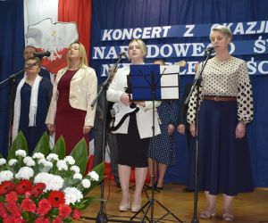 Grupa osób na scenie.