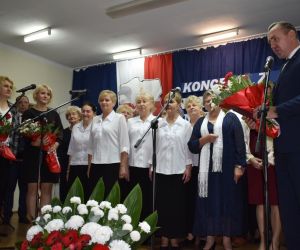 Grupa osób na scenie.