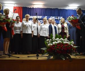 Grupa osób na scenie.