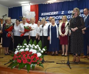 Grupa osób na scenie.