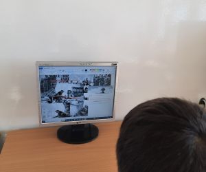 Uczeń przygotowuje kartkę elektroniczną dla powstańca