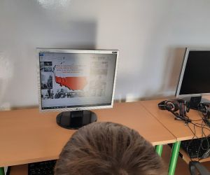 Uczeń tworzy grafikę do kartki elektronicznej