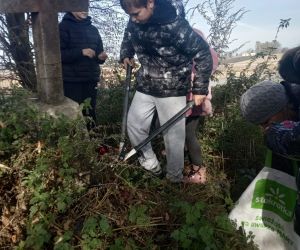 Uczniowie porządkują mogiłę