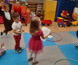 Przedszkolaki przebrane za postacie z bajek na torze przeszkód