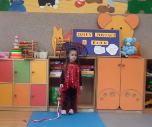 Dziewczynka przebrana za czarodziejkę