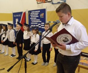 Uczeń - przewodniczący samorządu uczniowskiego przemawia do pierwszklasistów