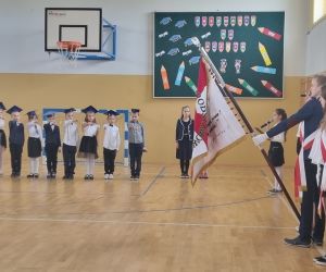 Dzieci składają uroczyste ślubowanie